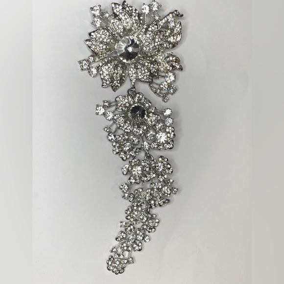 Jewelry - W) Beautiful Bridal Flower Brooch